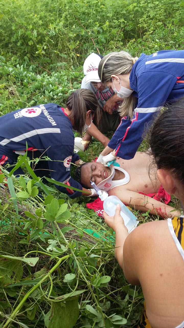 Jovem fratura perna ao colidir moto com poste em Altos